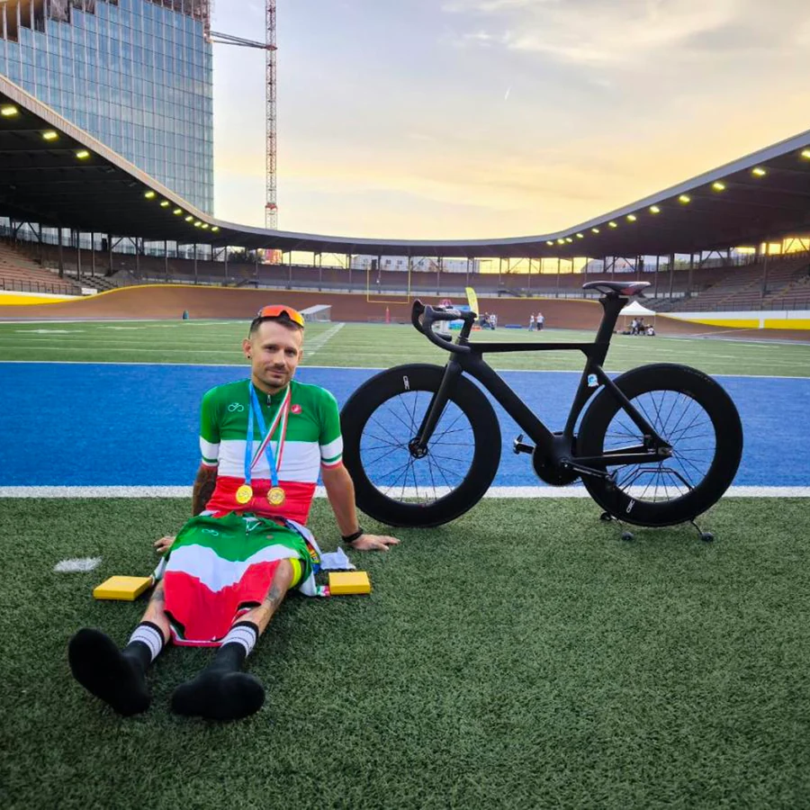 Riccardo, 36 anni, con la maglia di campione italiano e le medaglie conquistate su pista
